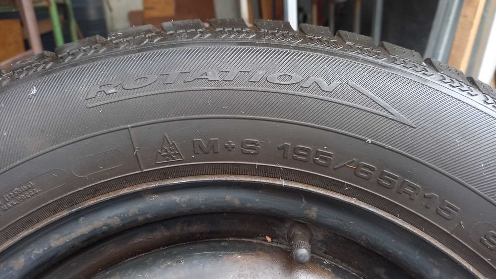 opony zimowe z felgami 195/65 r15  bieżnik 8 mm komplet ford +kołpaki