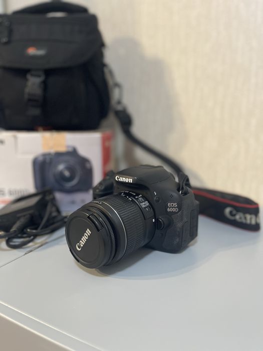 Дзеркальний фотоапарат Canon EOS 600D KIT 18-55