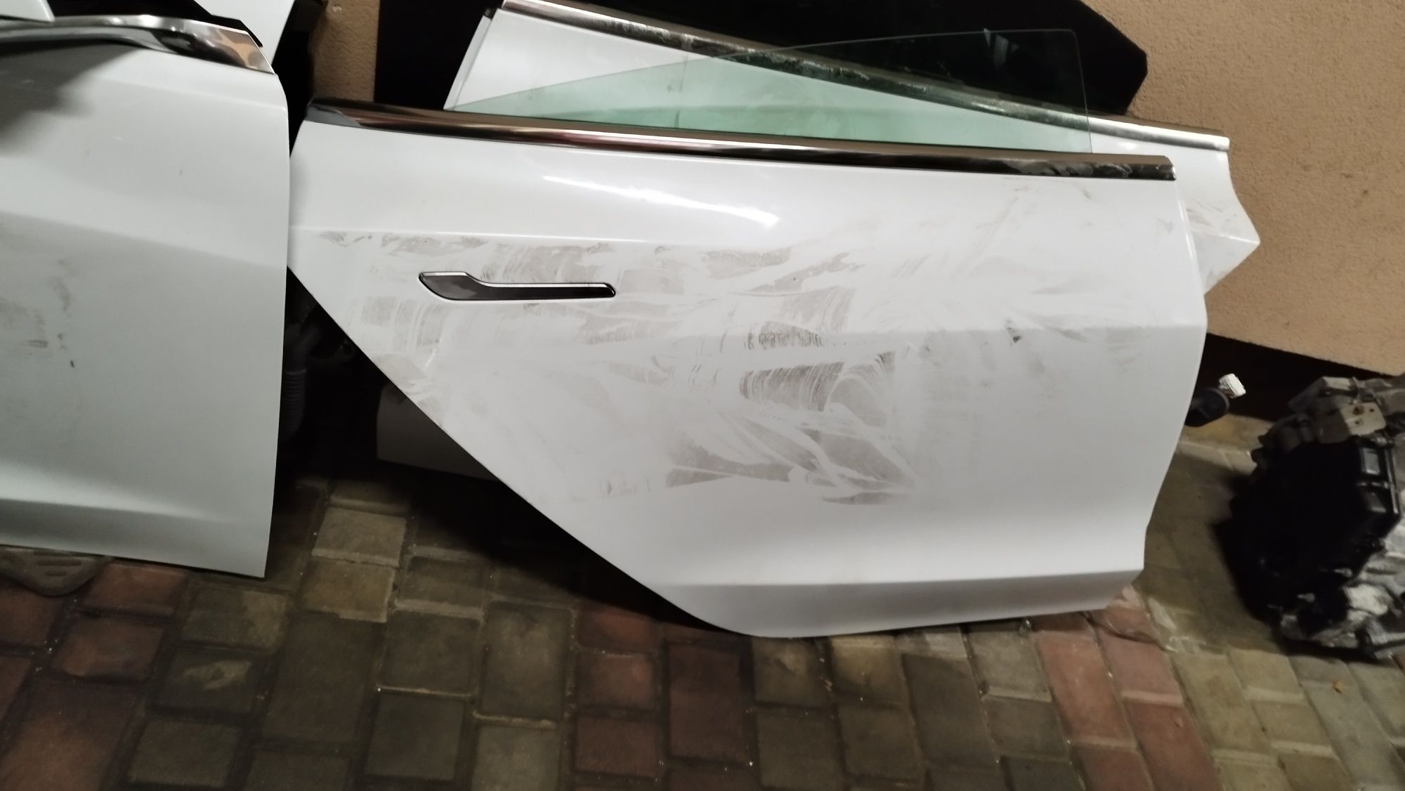 Двері задні ліві праві Tesla model 3