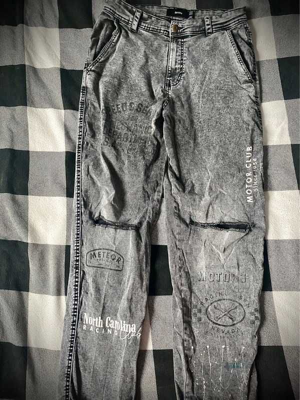 Spodnie baggy z dziurami – Bershka