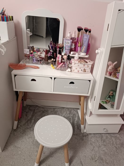 Drewniana toaletka dla dzieci z szufladami i krzesłem t.k. Maxx