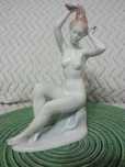 Porcelanowa figurka akt kobieta czesząca włosy aquincumi