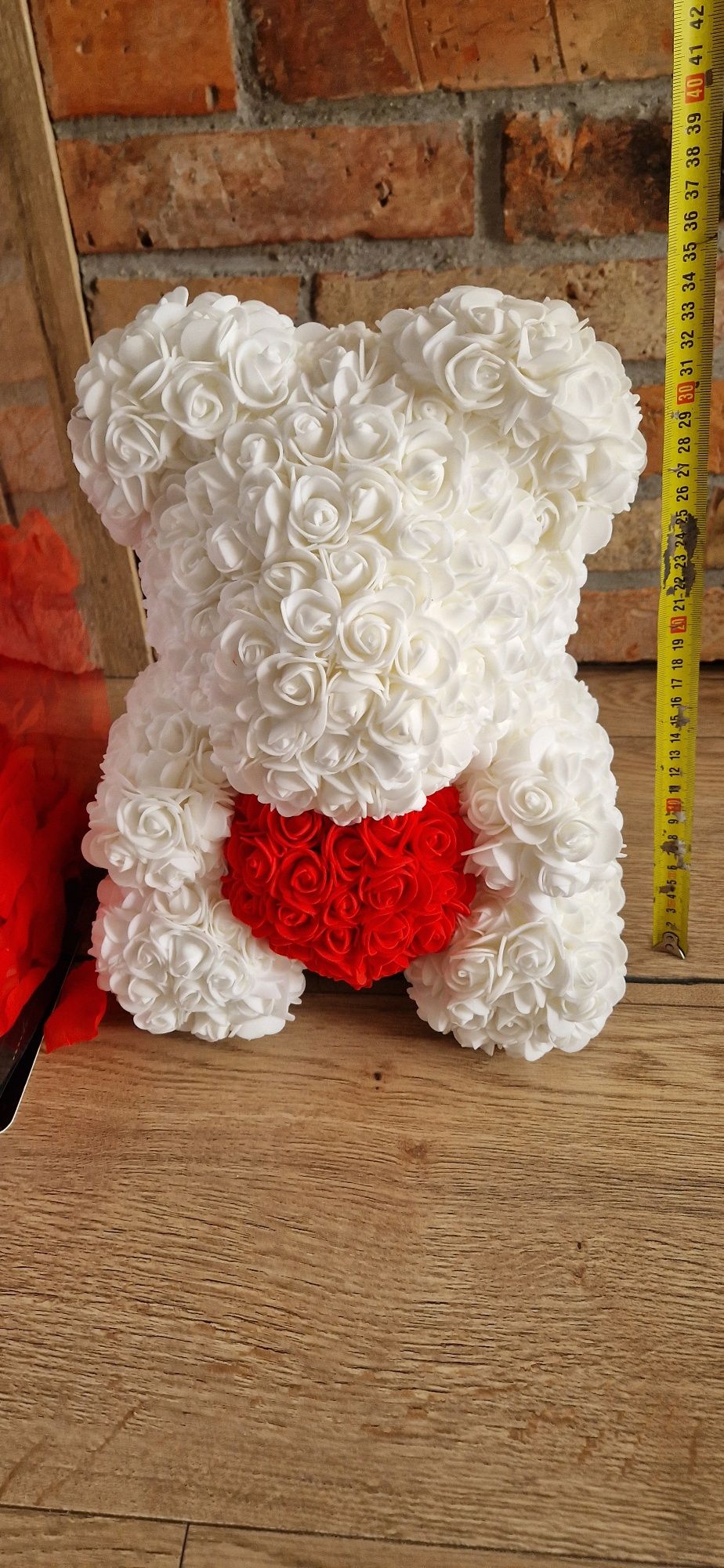 Rose Bear Miś z Róż biały z czerwonym sercem