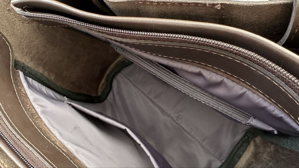 Сумка шоколадного кольору на плече