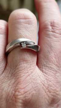Strebrny pierścionek z kryształkiem