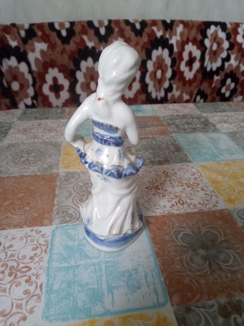 Figurka porcelany kobieta