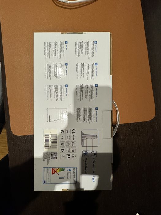 Candeeiro LED com regulação de intensidade de luz e de posição