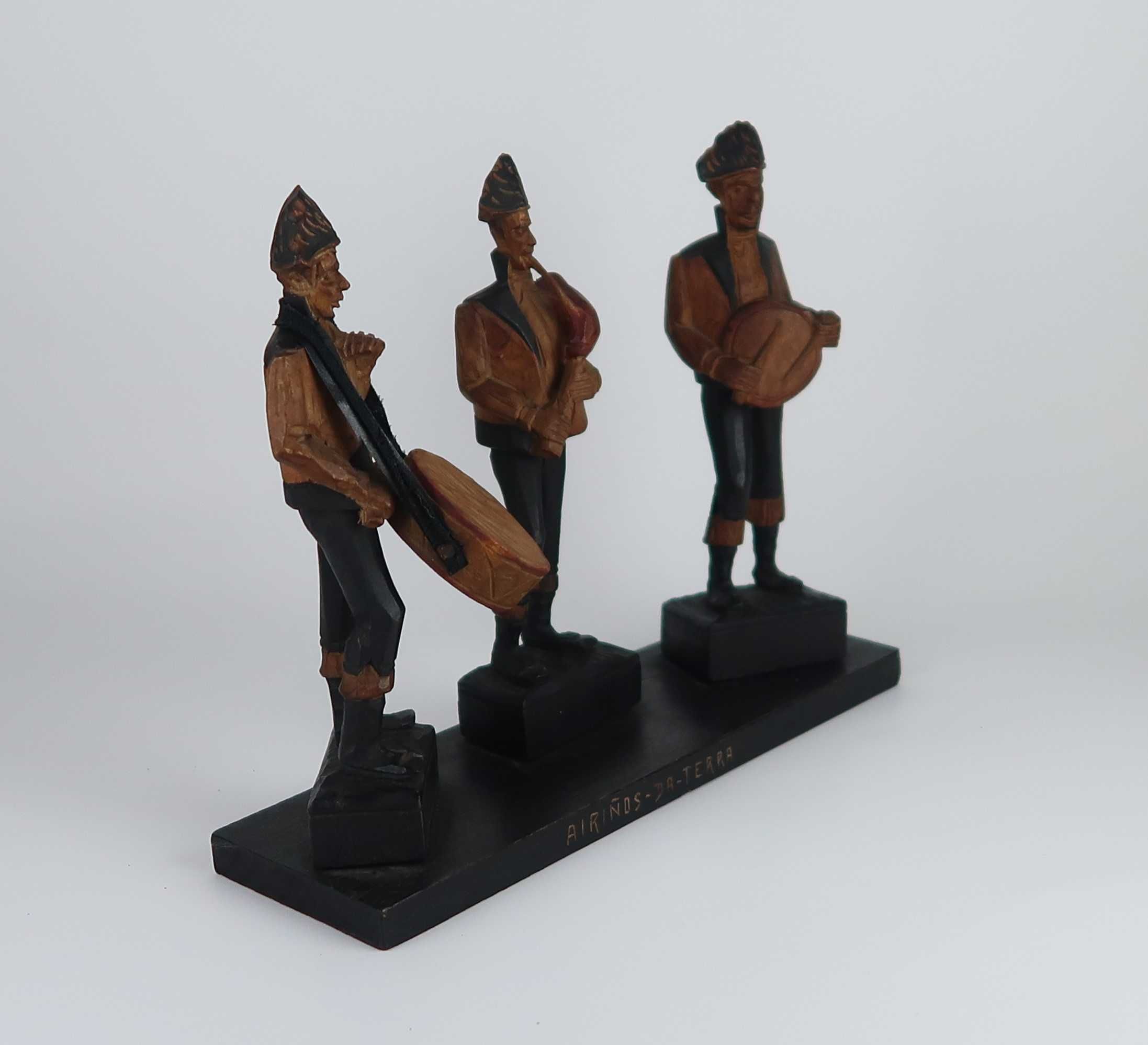 Airinos-da-terra - Grupo escultórico em madeira talhada