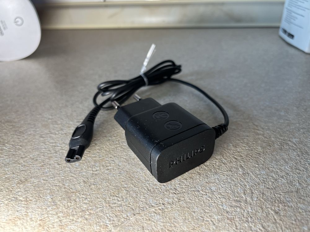 Зарядний пристрій Philips для бритв/тримерів/машинки для стрижки
