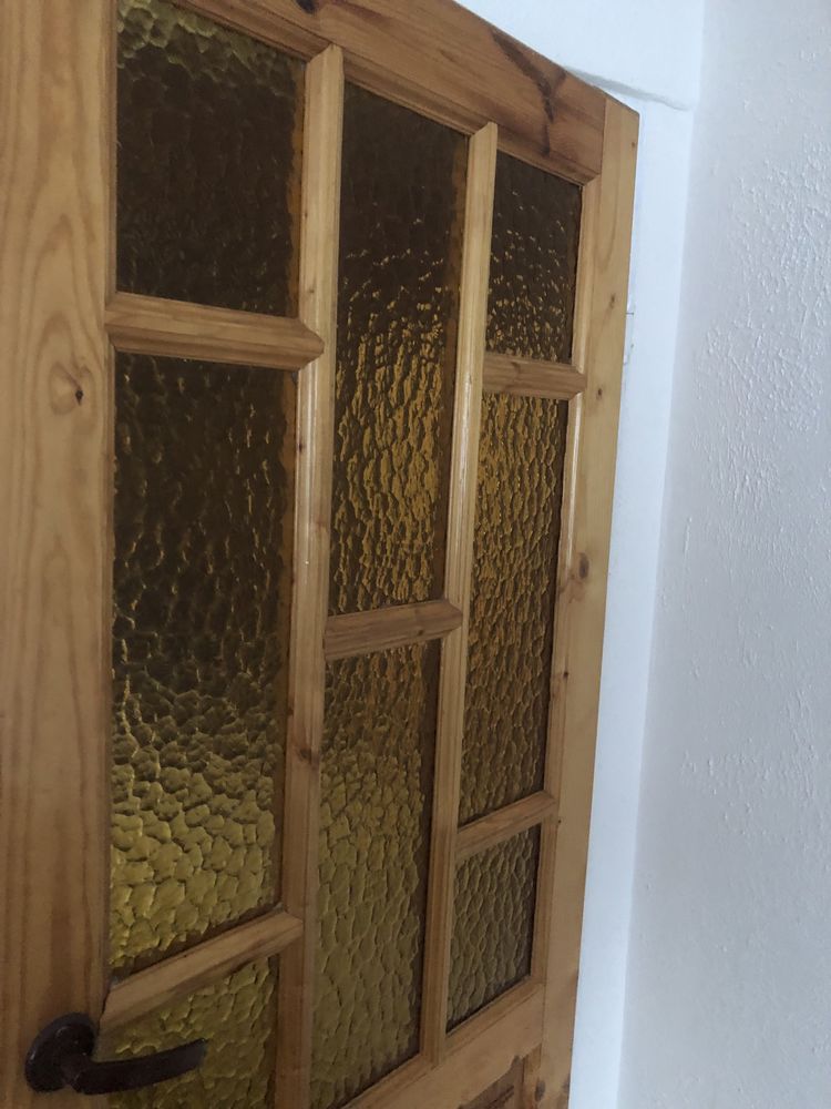 Drewniane drzwi wewnętrzne z szybą sosnowe