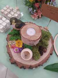 Stroik wiosenny na stół na plastrze drewna świecznik