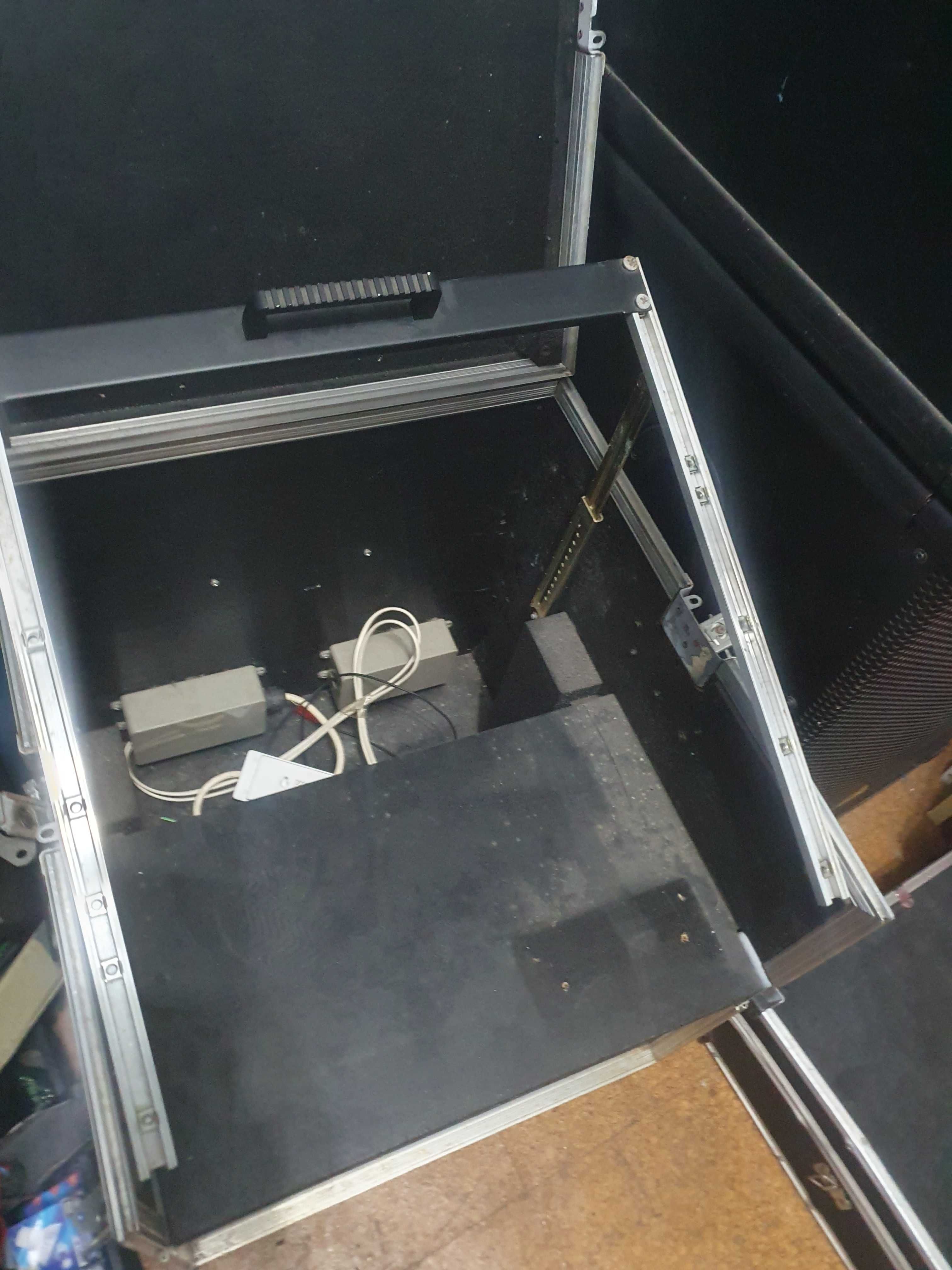 Rack Pa. com elevação pada mesa som etc.