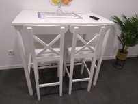 Mesa alta com duas cadeiras