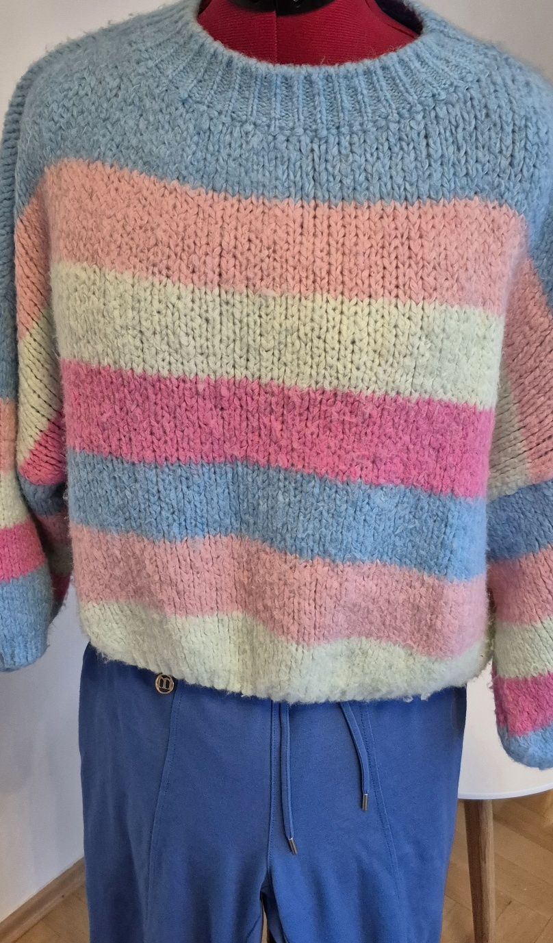 Kolorowy w paski sweter oversizowy.