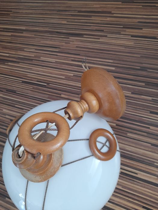 Lampa sufitowa  biala  z akcentami drewna