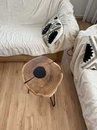 Stolik kawowy z plastra drewna z żywicą epoksydową
