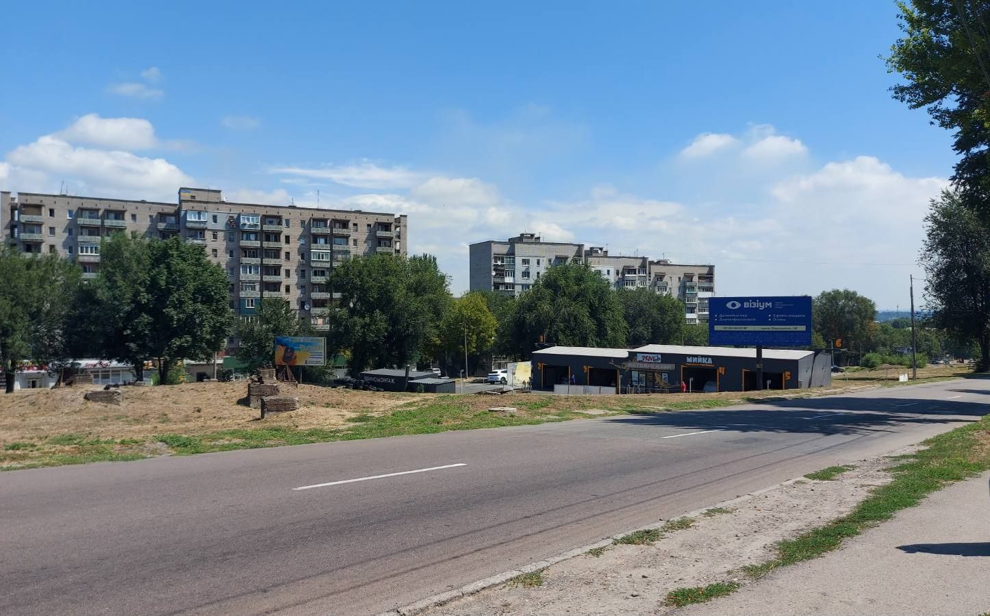 Продаж земельної ділянки під комерцію в центрі міста.
