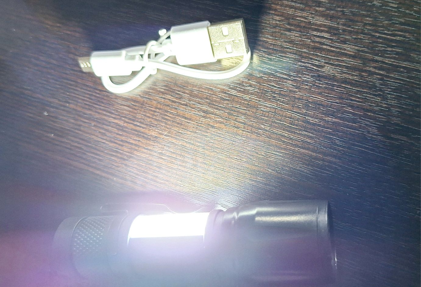 Водонепроникний ліхтарик з USB