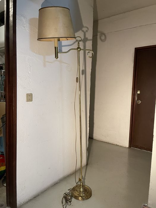 Candeeiro antigo em pe. Em estanho/latao e com abajur