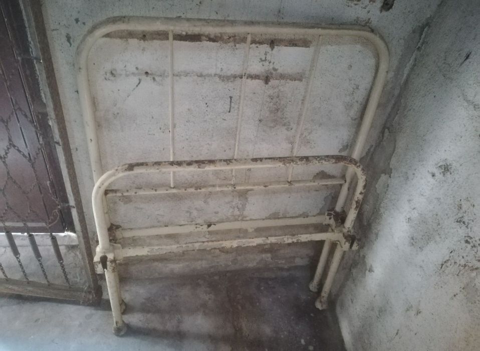 Cama em ferro antiga