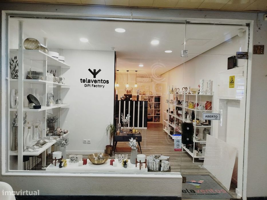 Loja Com Montra E Arrecadação Para Arrendamento | Lumiar