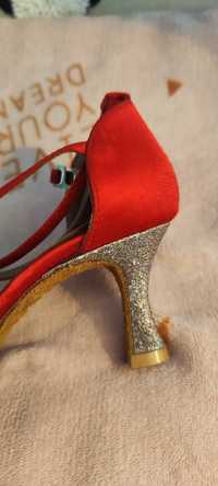 Sapatos de dança vermelhos da marca YOVE como novos
