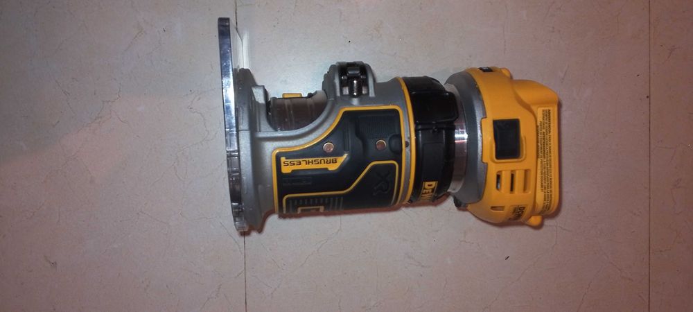 Акумуляторний фрезер DeWalt DCW600