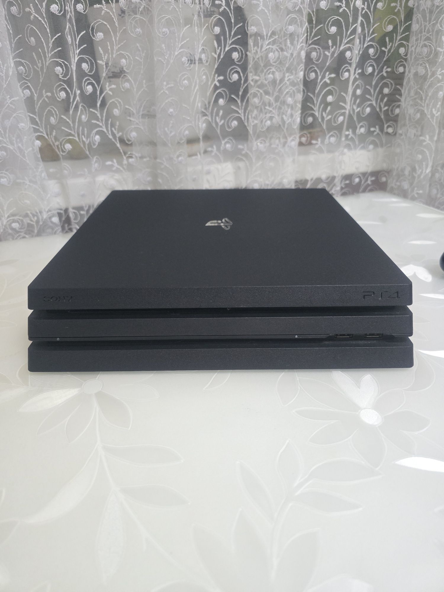 PS4 Pro 1TB/ Playstation 4 Pro +2 геймпада + зар станция