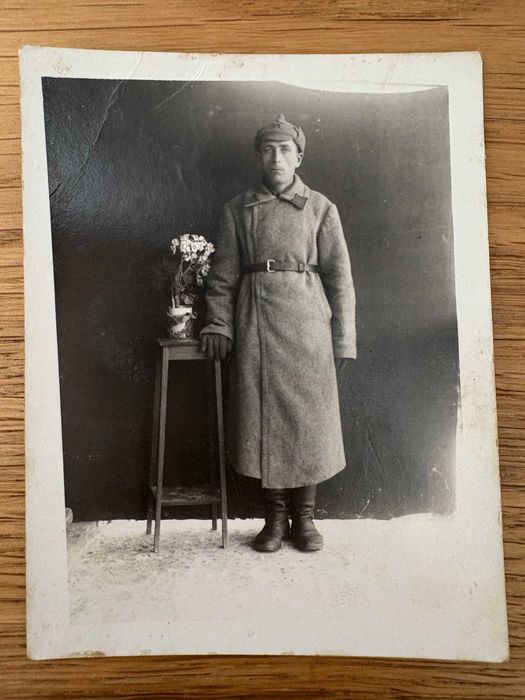 Zdjęcie żołnierza Armii Czerwonej w płaszczu Budionowki (1797)