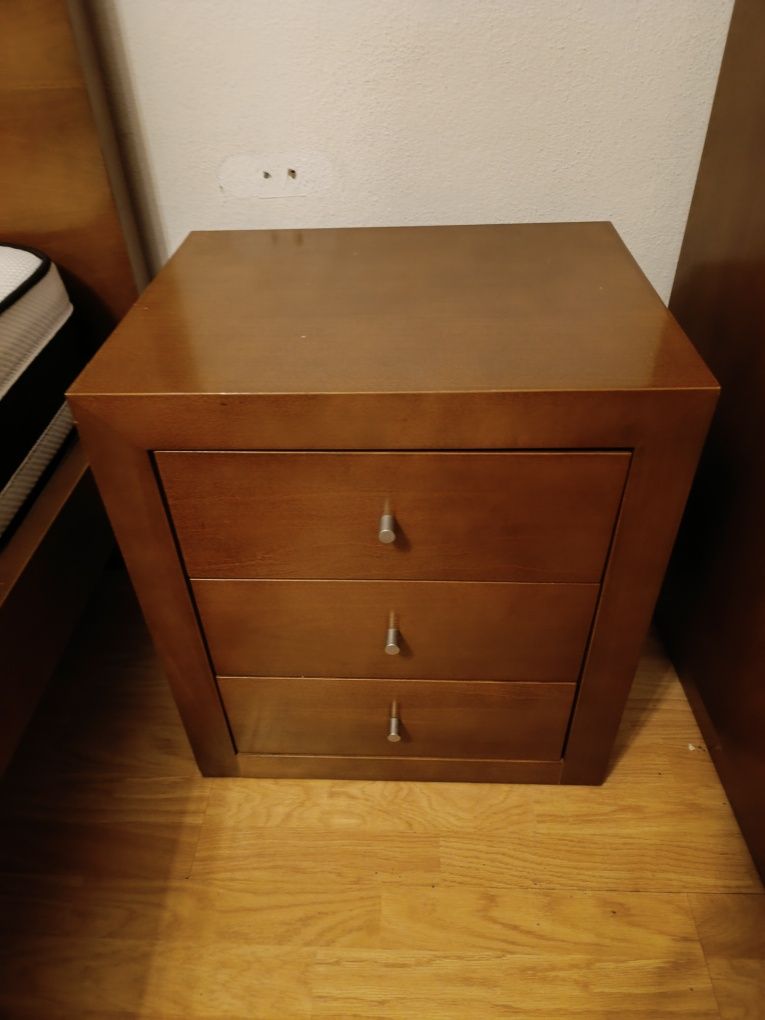 Quarto completo cama+2mesinhas de cabeceira+cómoda com espelho
