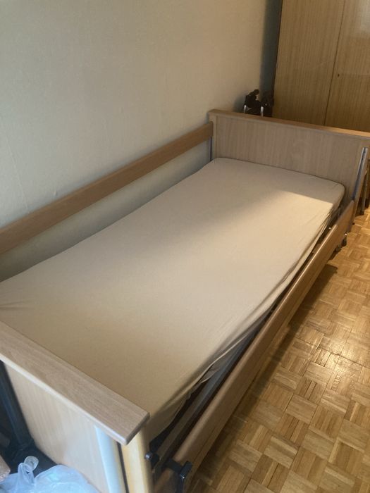 Łóżko rehabilitacyjne sterowane elektrycznie