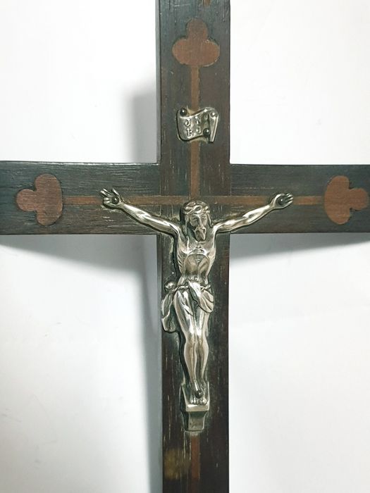 Pequeno antigo crucifixo em pau santo e prata portuguesa