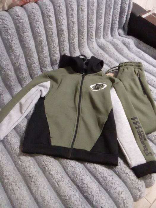 Новий дуже гарний та зручний спортивний костюм