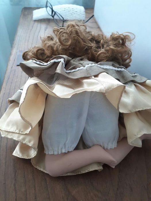 Boneca em porcelana em ótimo estado de conservação