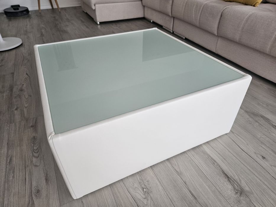 Mesa de centro quadrada com tampo em vidro fosco e estrutura branca
