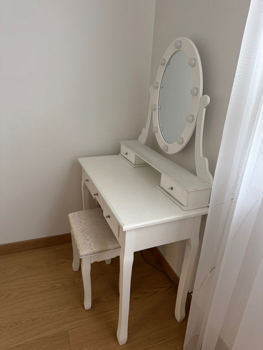 Toaletka z podświetlanym lustrem