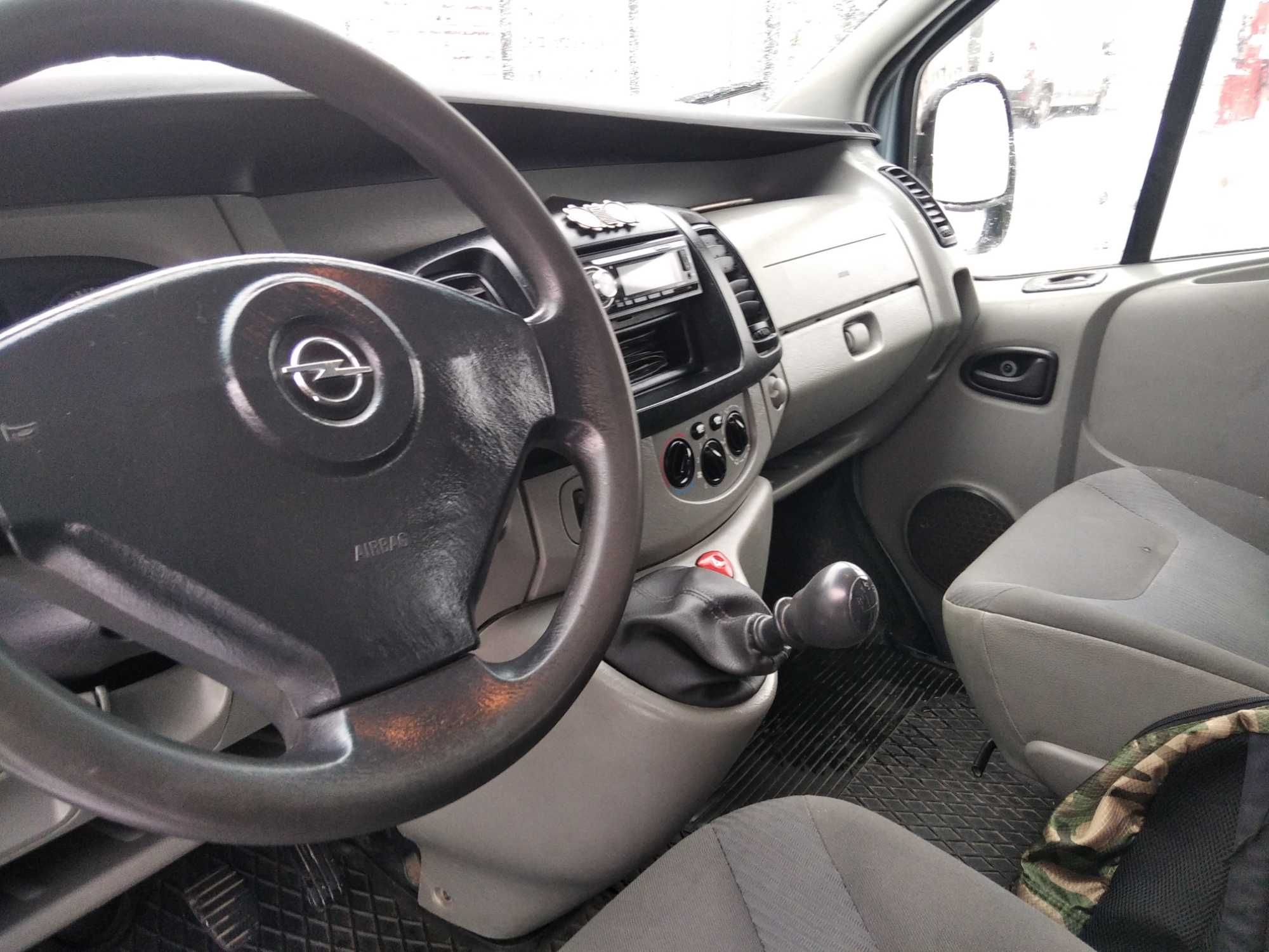 Opel Vivaro Long 9 osobowy l2h1 dlugi z klima rok 2007 2.O D opel