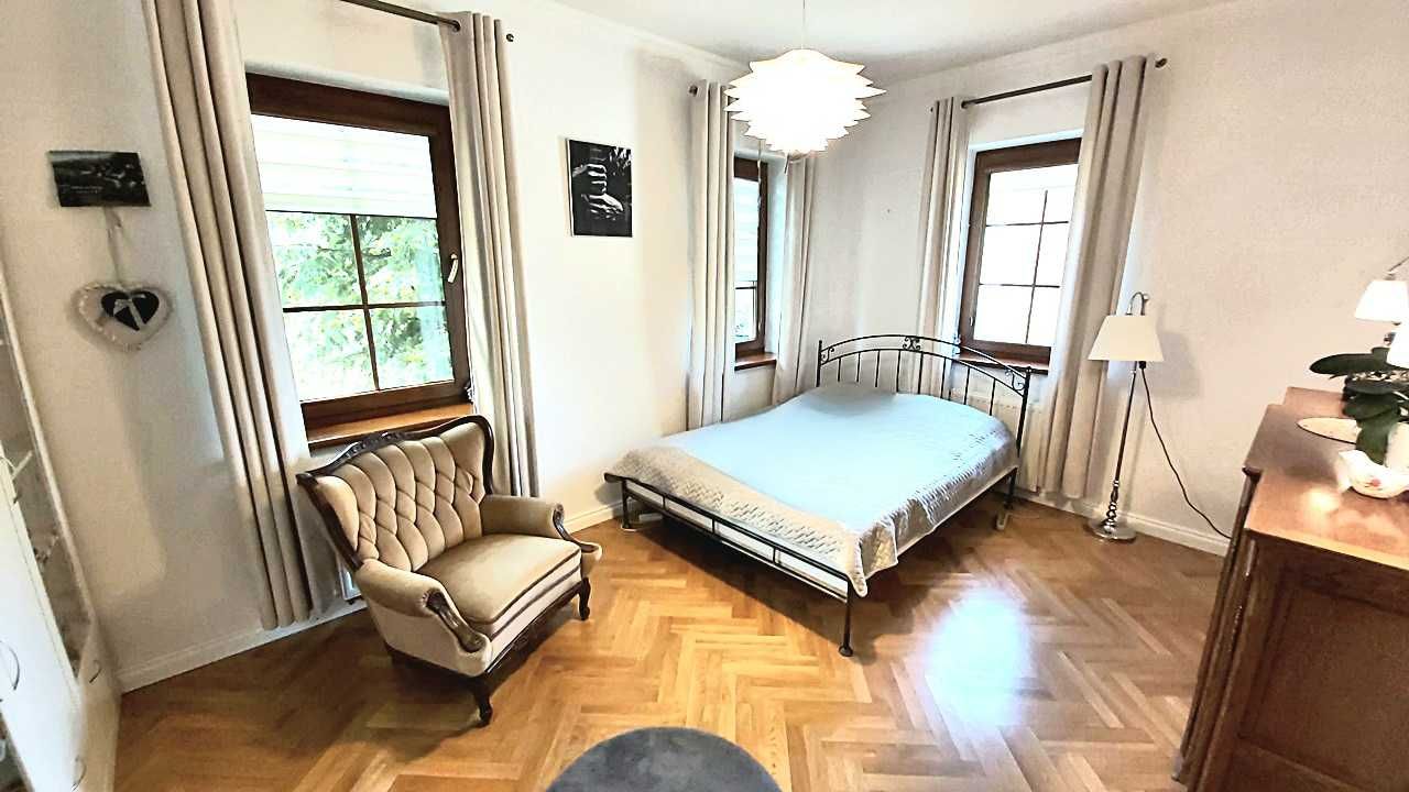 Stylowy dworek do wynajęcia – Bobrza, 10 min. od Kielc, staw i ogród