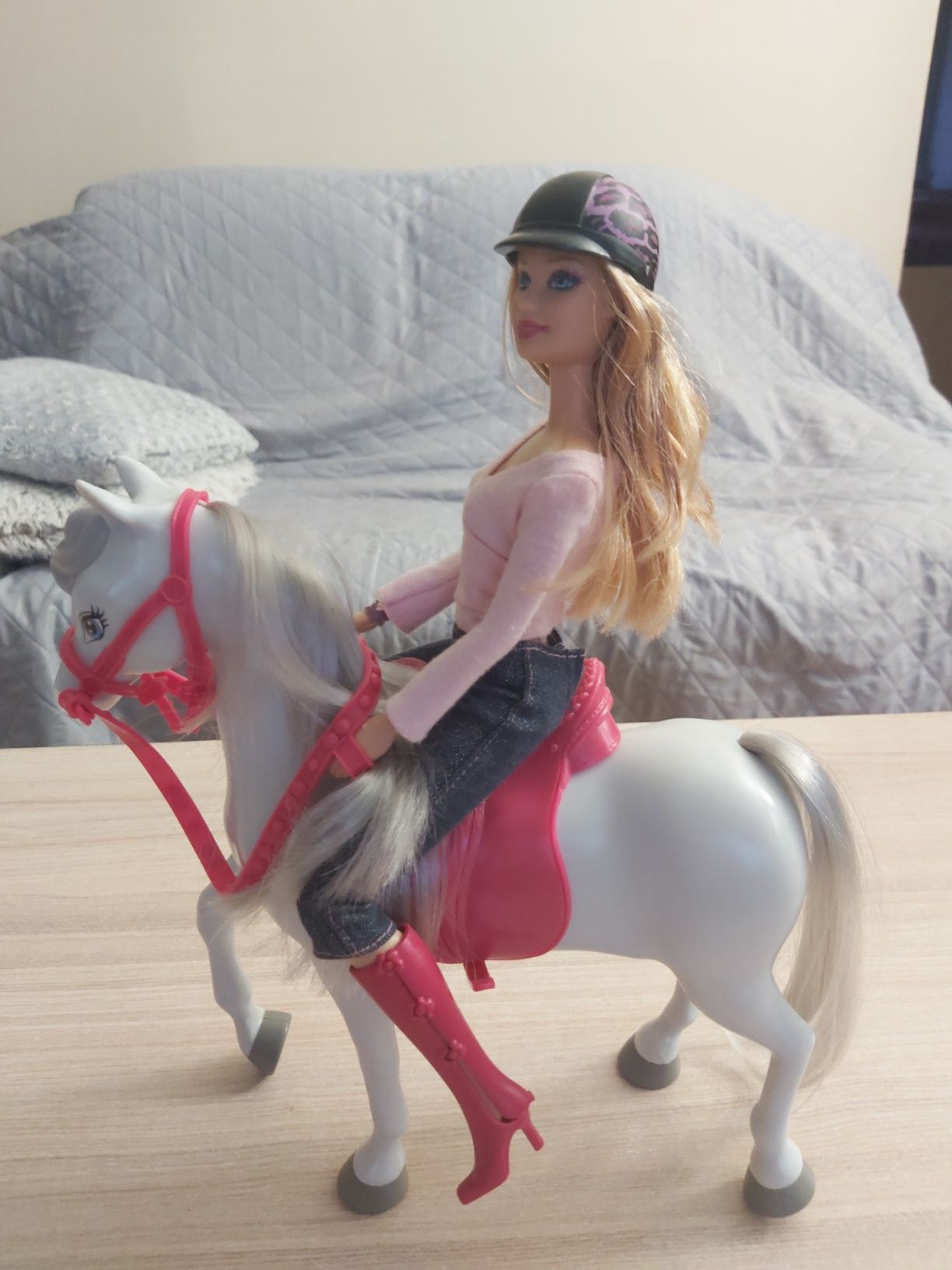 Koń z lalką Barbie