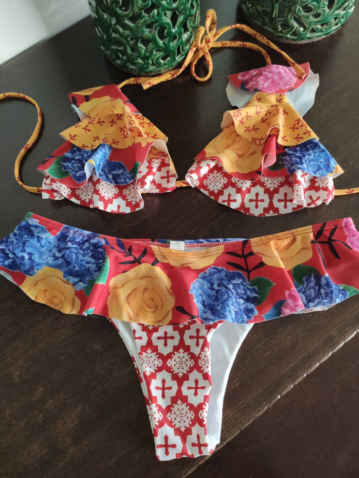 Bikini colorido com folhos