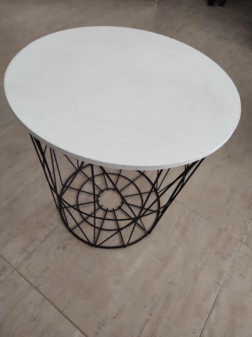 Mesa com tampo branco