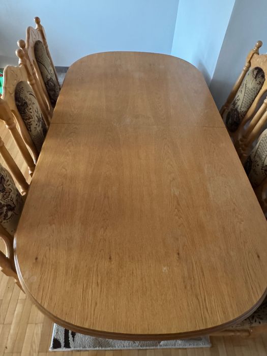 Drewniany stół z krzesłami