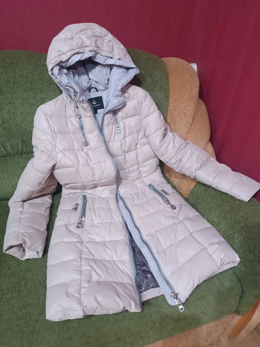 Зимовий приталений пуховик світло сірого кольору