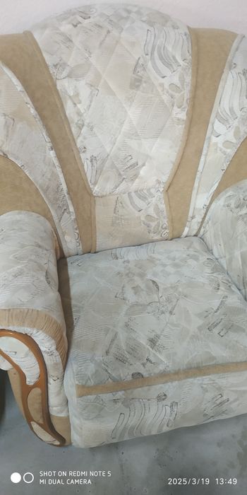 Продам двохспальний розкладний диван з двома кріслами.