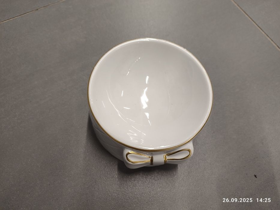 Nowa biała miska dla kota z kokardą