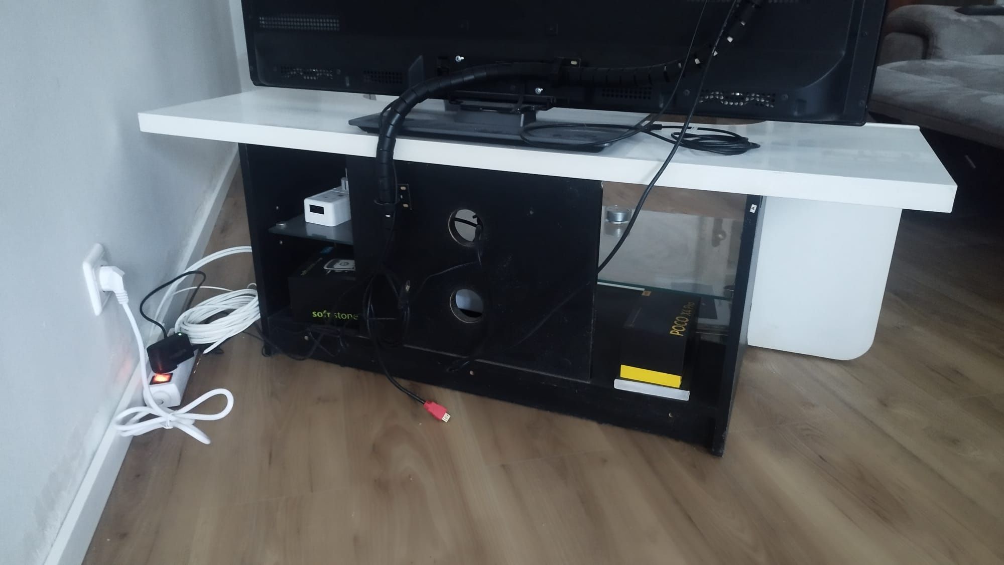 Móvel de TV branco lacado