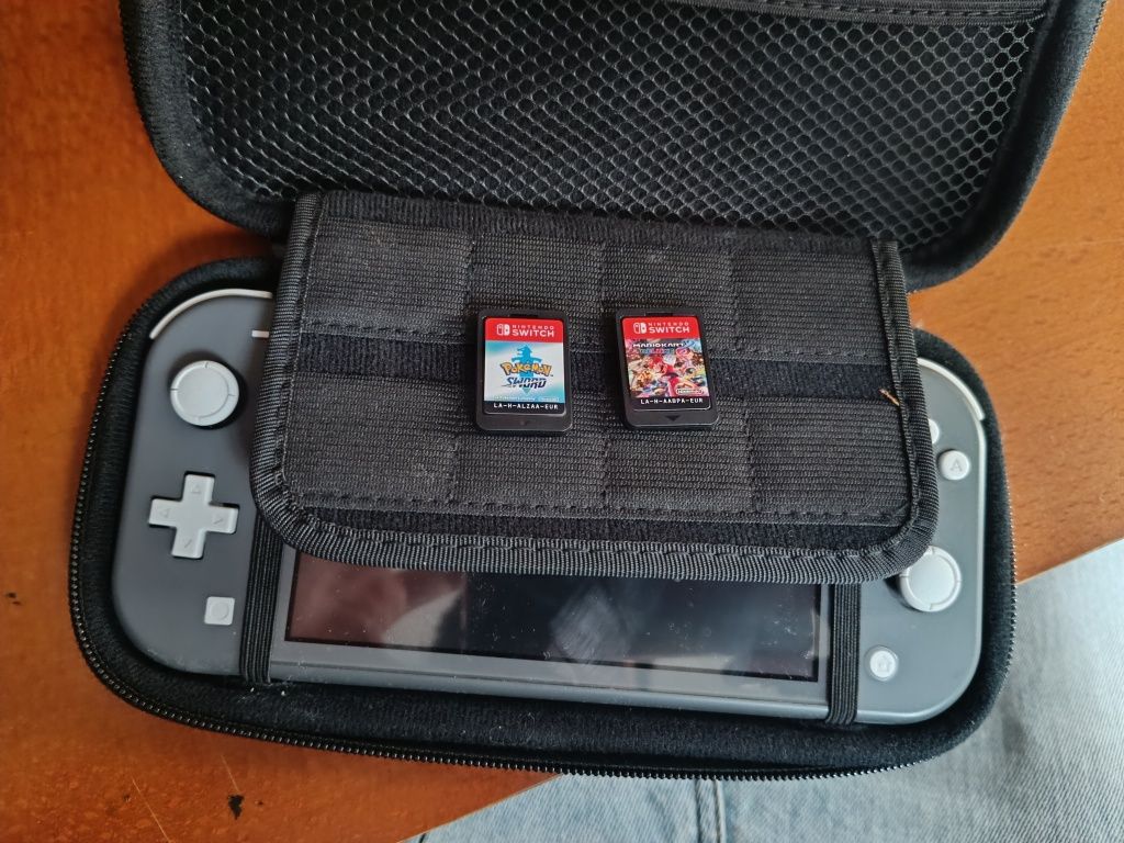 Nintendo switch lite com comando original capa e mais dois jogos