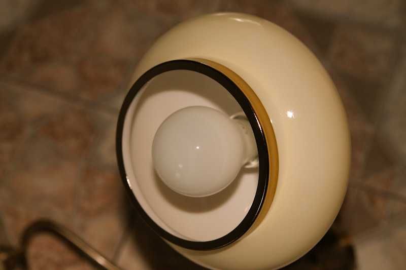 Ładny żyrandol i lampka nocna