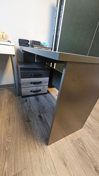 Biurko z Agaty – nowoczesne, solidne, w idealnym stanie