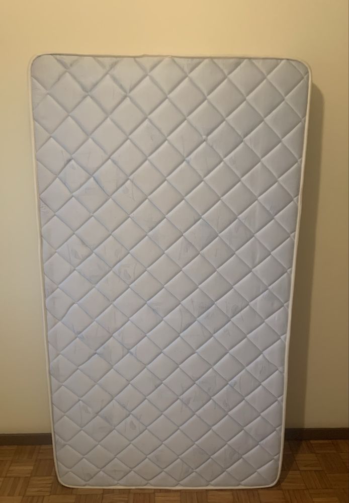 Cama de solteiro compelta  com o colchao  1,.86  X 1.05 cm